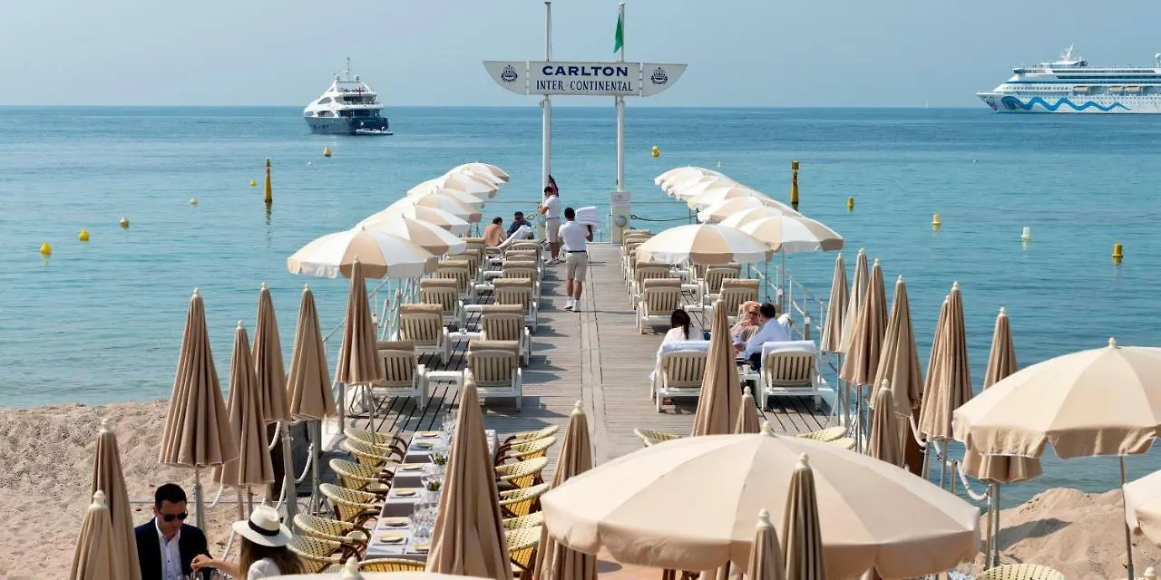 3P Between Croisette Beaches And Antibes Street Cannes Francja